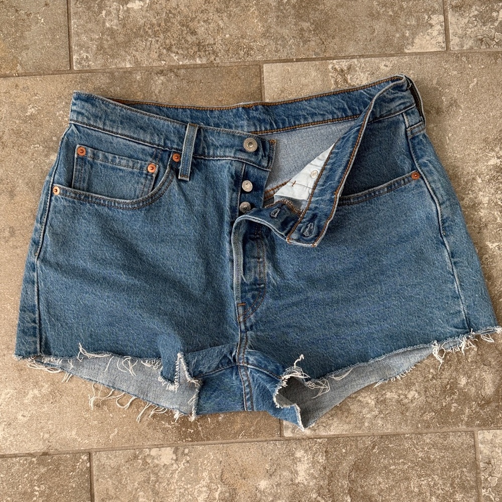 NWOT-Levi’s 501 Original Vintage Med Wash Denim Shorts Size 32 Button Fly